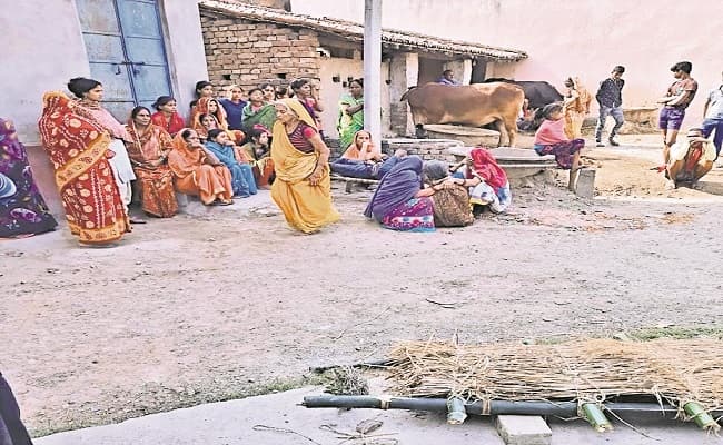दहेज की मांग से परेशान विवाहिता के पिता ने कुएं में कूदकर दी जान, बेटी का घर बसाने खेत बेचकर दामाद को दी थी मोटरसाइकिल दहेज की मांग से परेशान विवाहिता के पिता ने कुएं में कूदकर दी जान, बेटी का घर बसाने खेत बेचकर दामाद को दी थी मोटरसाइकिल