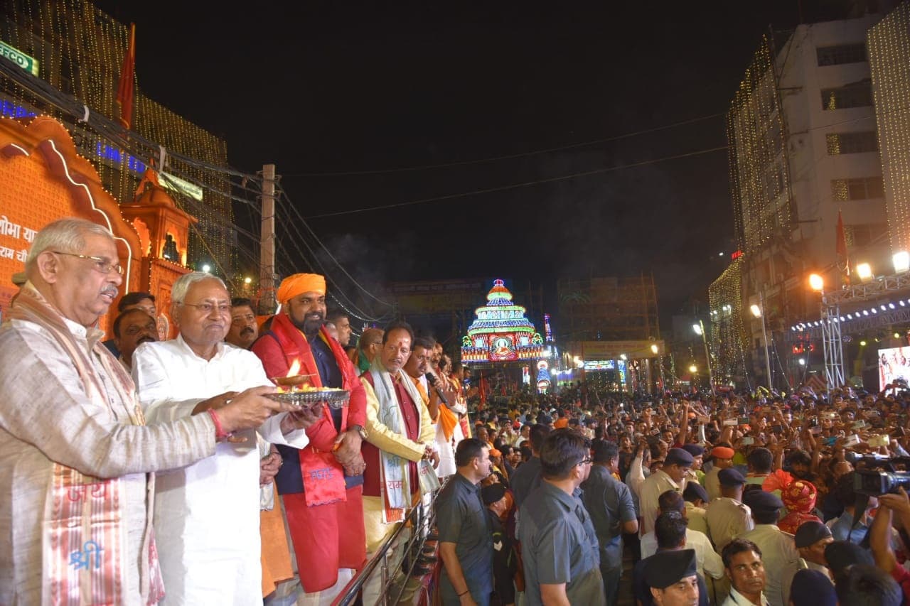 Photos : पटना में रामनवमी पर उमड़ा आस्था का सैलाब, शोभा यात्रा में शामिल हुये राज्यपाल और मुख्यमंत्री