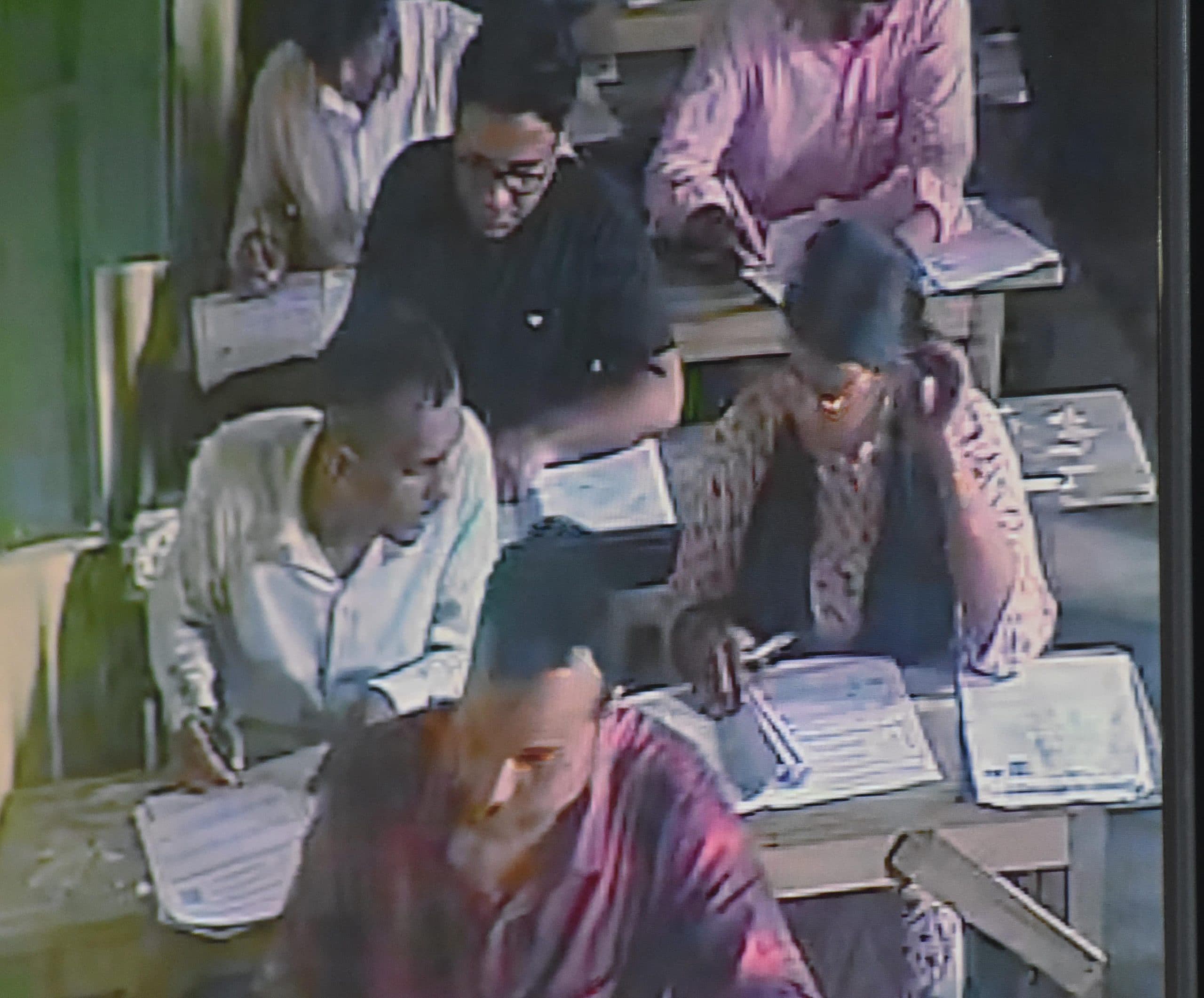 PHOTOS: BPSC 69वीं पीटी परीक्षा में अभ्यर्थी एक-दूसरे से मिलकर हल कर रहे थे सवाल, लाइव स्ट्रीमिंग में गए पकड़े