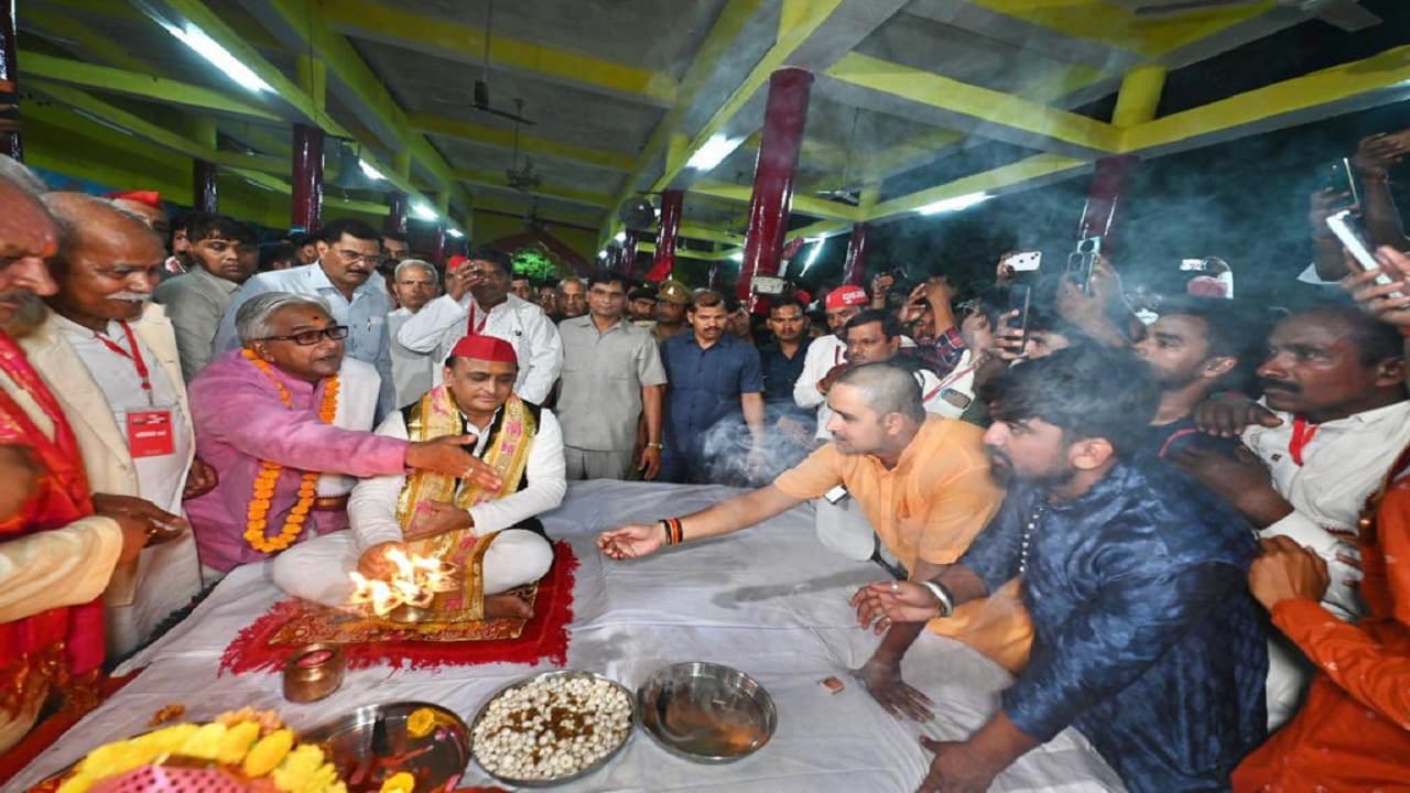 नैमिषारण्य धाम में अखिलेश यादव ने किया दर्शन, बोले- 'असुरों से बचाने के लिए किया प्रार्थना, देखें तस्वीरें