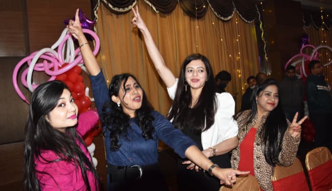 New year के जश्न में डूबी दुनिया, नाइट कर्फ्यू की बंदिशों के बीच नयी उम्मीदों के साथ लोगों ने किया 2021 का स्वागत