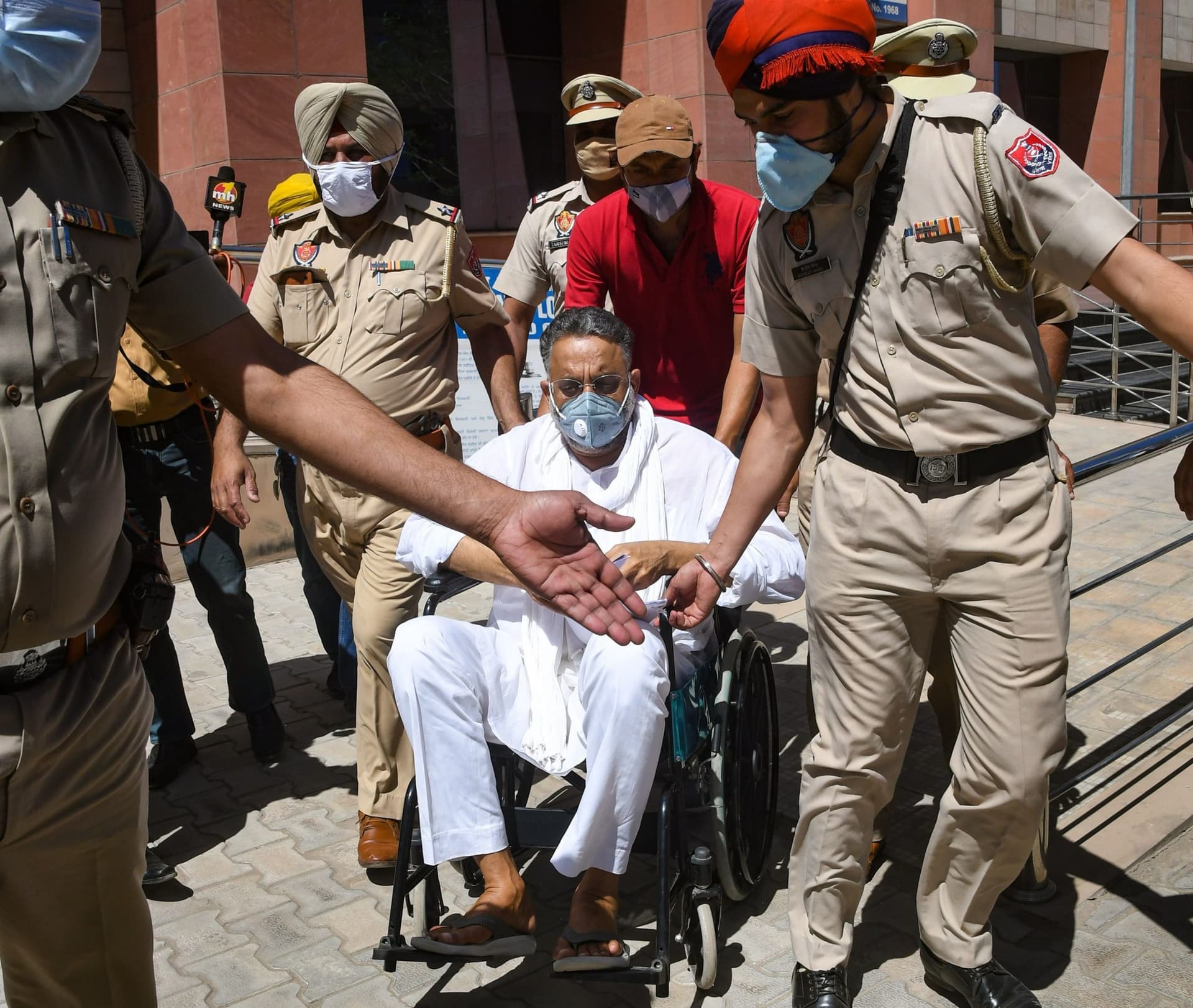 Mukhtar Ansari Latest Updates : यूपी पुलिस मुख्तार अंसारी को लेकर रवाना, भाई ने कहा- कहीं षड्यंत्र…