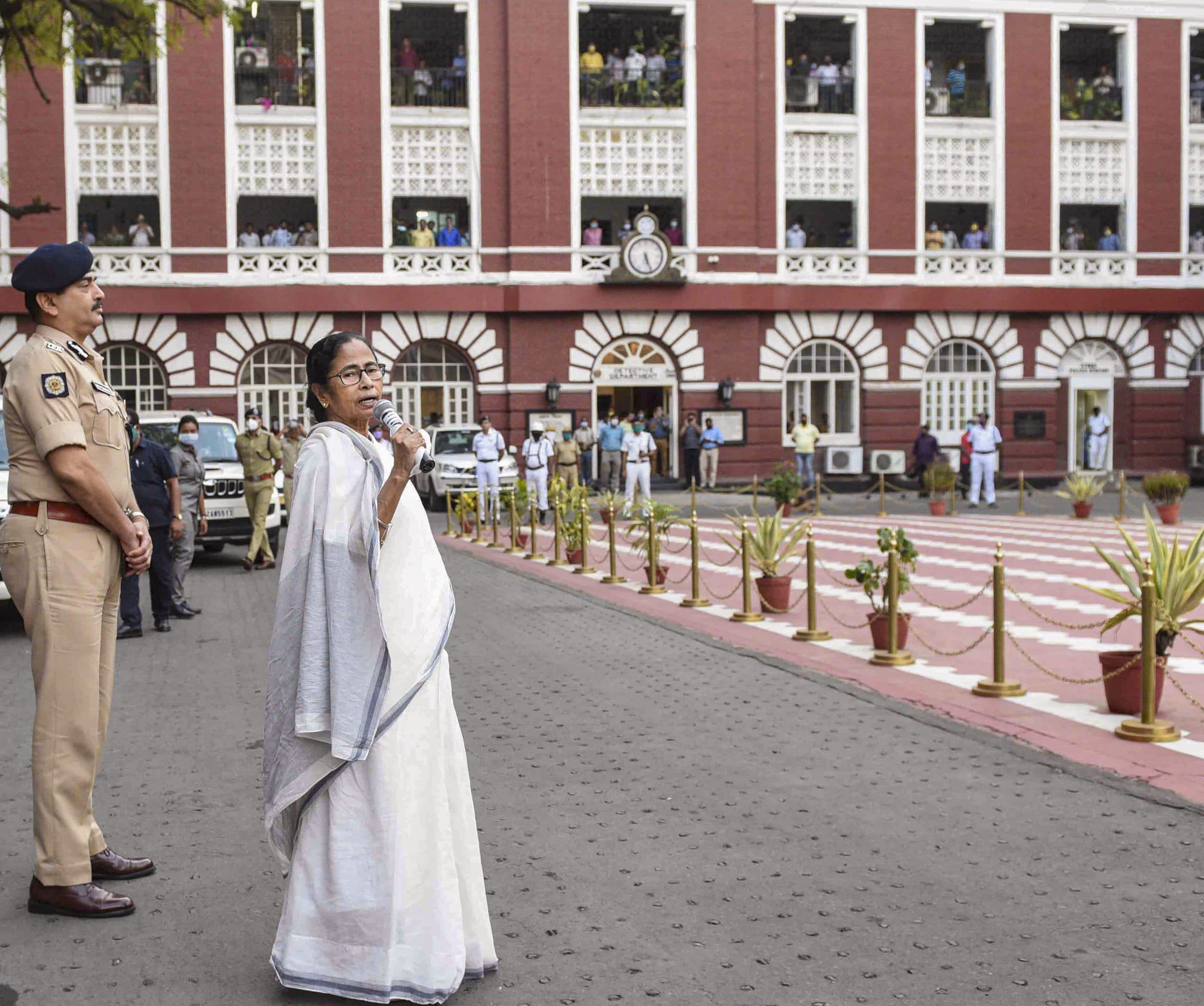 पश्चिम बंगाल में कोविड-19 से अब तक 4 की मौत, ममता बनर्जी लोगों को समझा रहीं कैसे बनायें सोशल डिस्टेंसिंग