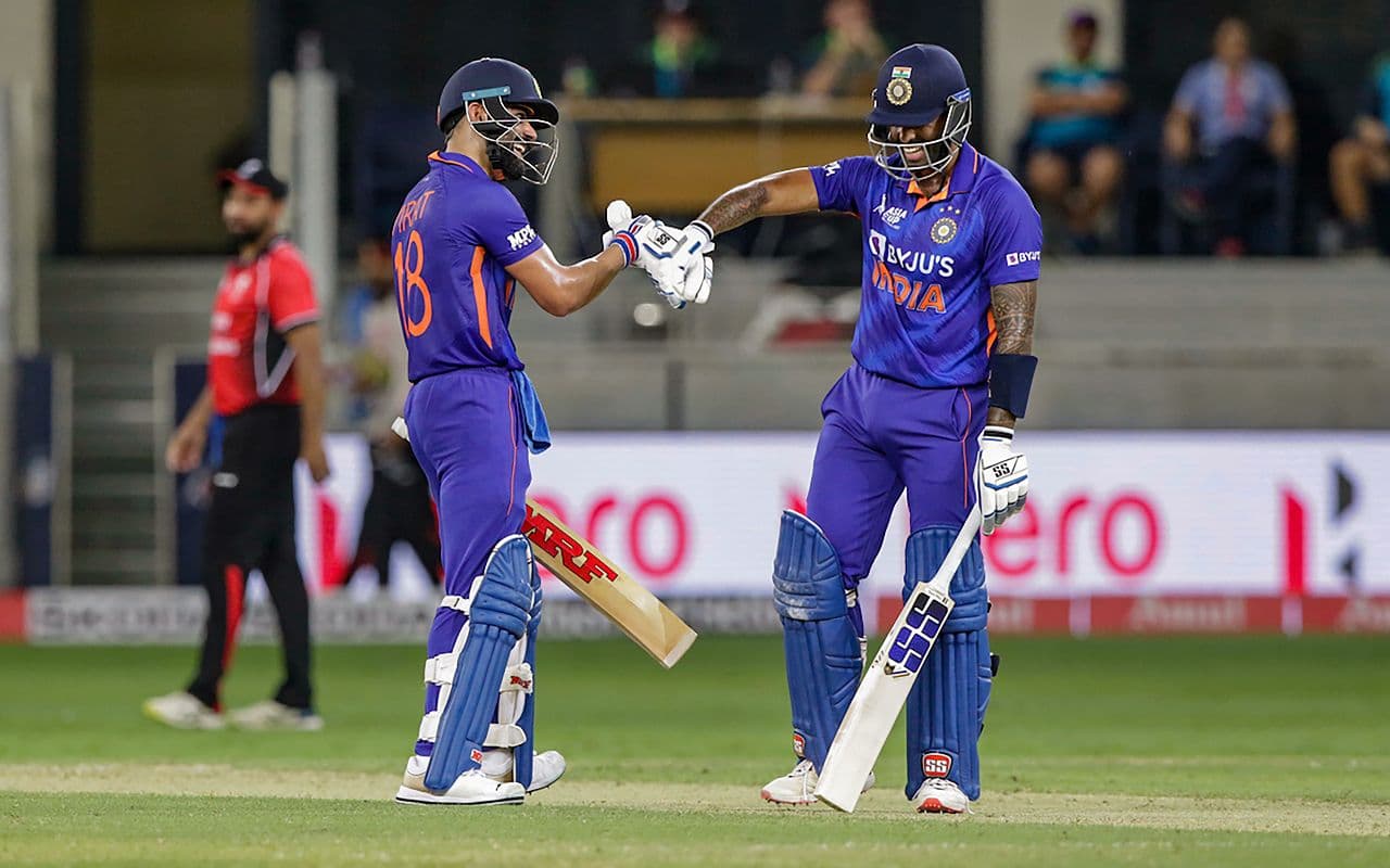 Asia Cup 2022: सूर्यकुमार यादव के शानदार अर्धशतक के बाद विराट कोहली ने ऐसे किया अभिवादन Asia Cup 2022: सूर्यकुमार यादव के शानदार अर्धशतक के बाद विराट कोहली ने ऐसे किया अभिवादन