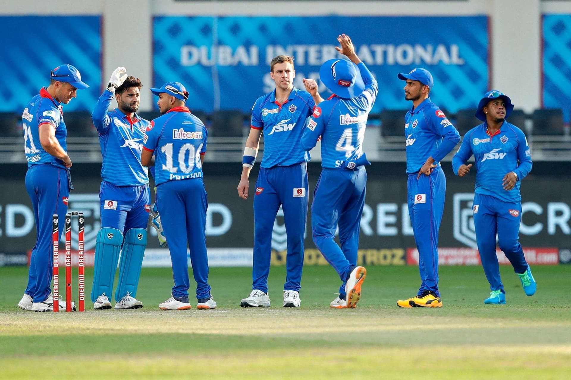 IPL 2020 : मुंबई से शर्मनाक हार के बाद प्लेऑफ की दौड़ में फंस गयी दिल्ली, कप्तान अय्यर भी नाराज