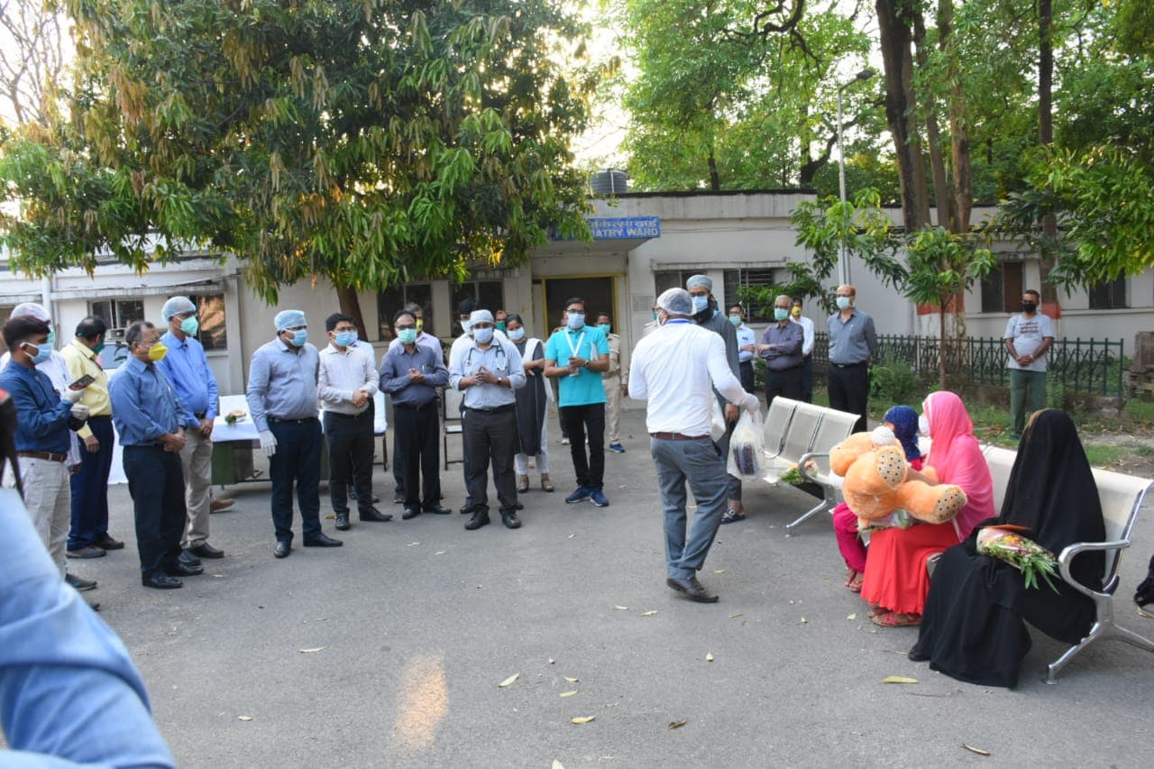 Jharkhand Coronavirus :  बोकारो के चार लोगों ने कोरोना को दी मात, स्‍वास्‍थ्‍यकर्मियों ने गुलदस्‍ता देकर की विदाई