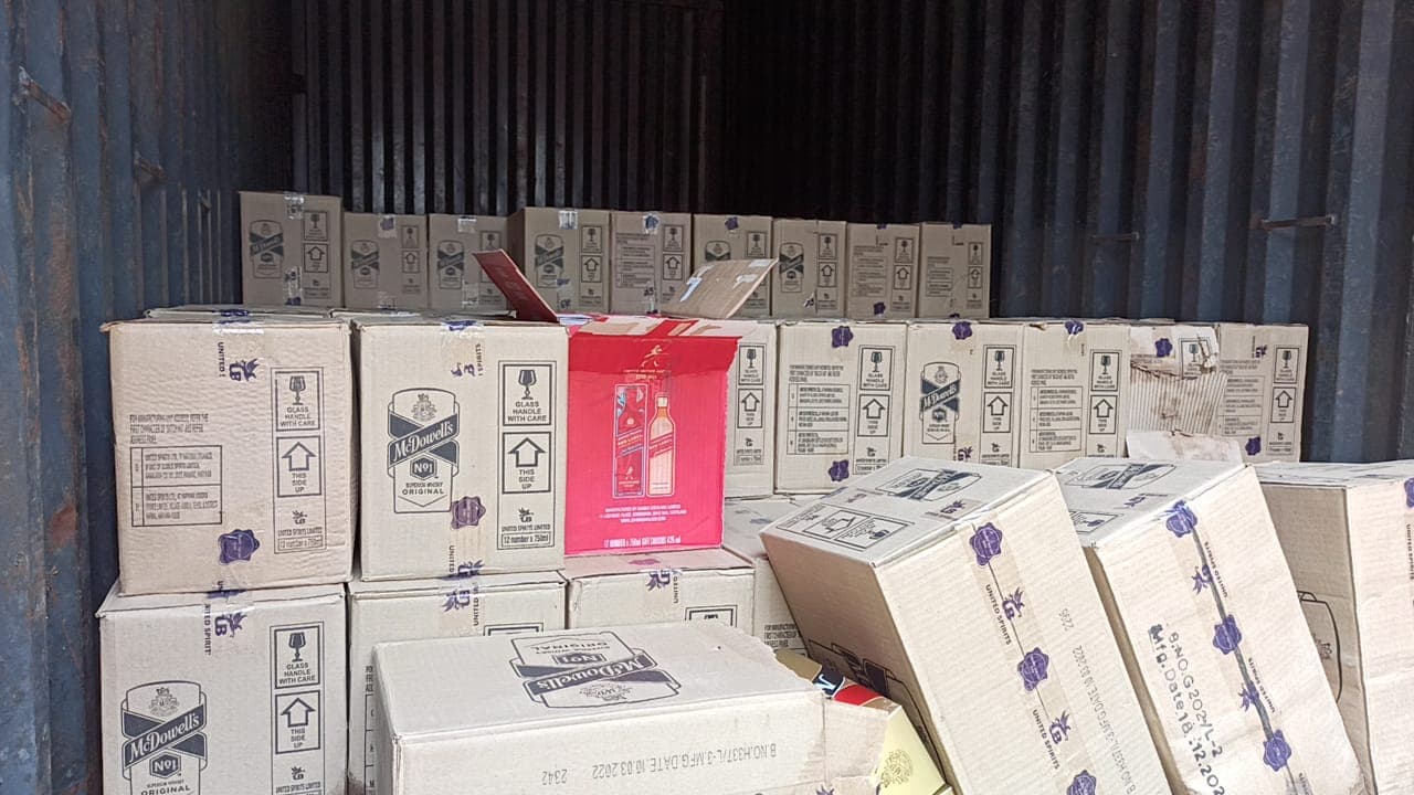 बिहार में रोज नये तरीके आजमा रहे माफिया, बिहटा में 40 लाख की अंग्रेजी शराब हुई जब्त