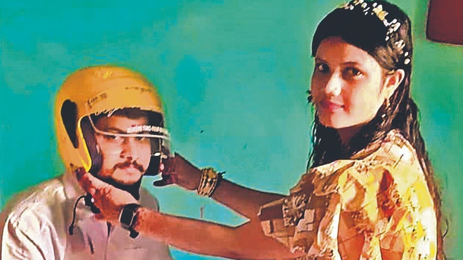 बिहार: रक्षाबंधन पर बहनों ने भाइयों को राखी बांधने के साथ पहनाया हेलमेट, सुरक्षा का दिलाया संकल्प