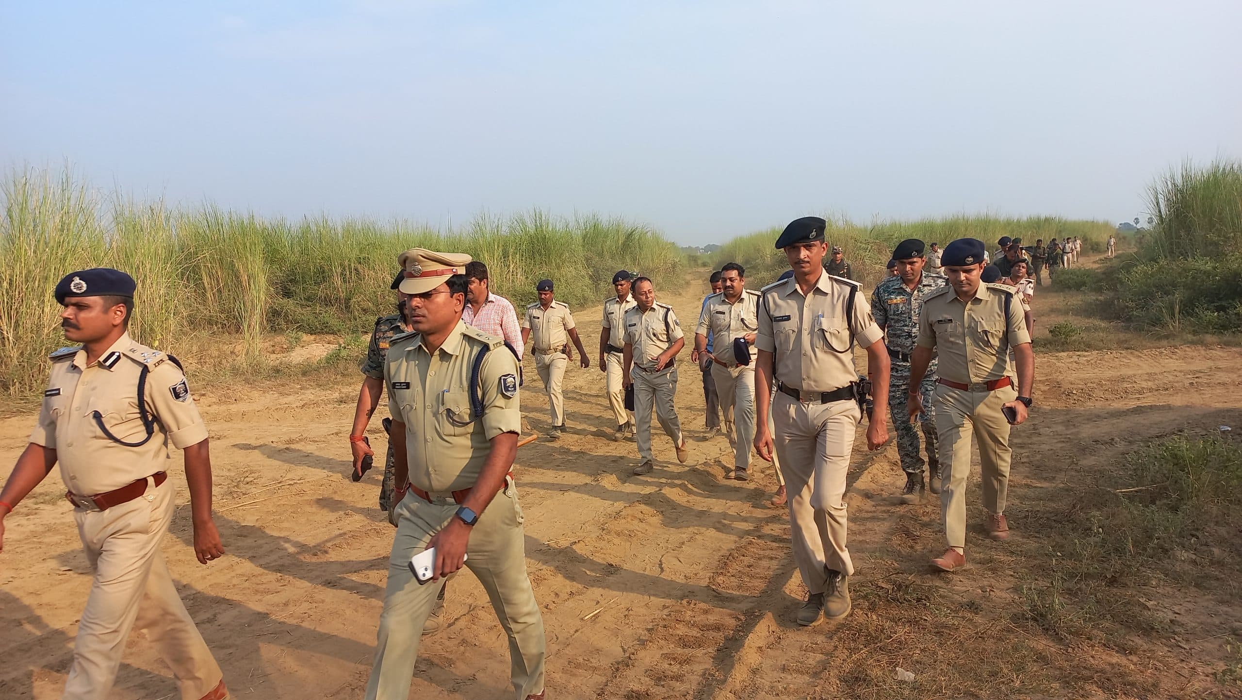 बालू माफियाओं के बीच खूनी संघर्ष के बाद पटना, भोजपुर, छपरा में DIG की छापेमारी, घाटों पर भारी पुलिस बल तैनात