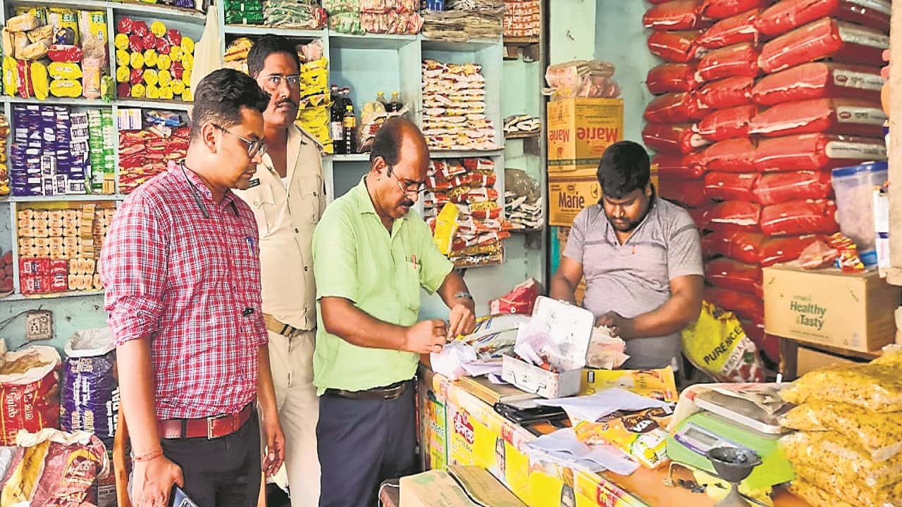 सावधान! पटना में खुलेआम बिक रही ब्रांडेड कंपनी की नकली हल्दी और नमक, खाद्य विभाग की छापेमारी में उड़ गए होश