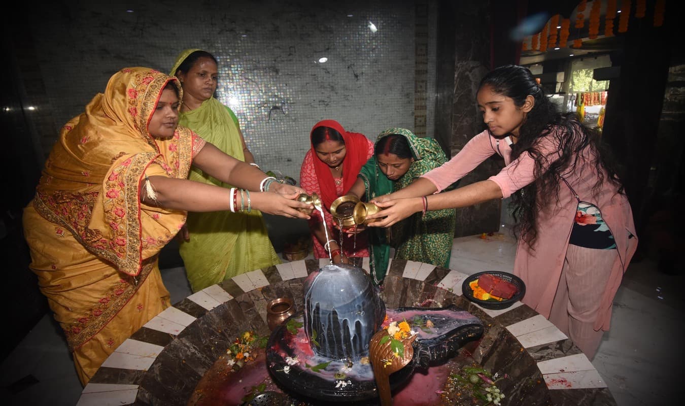Photos: सावन की चौथी सोमवारी पर हर-हर महादेव से गूंजे पटना के शिवालय, दिन भर चलता रहा जलाभिषेक