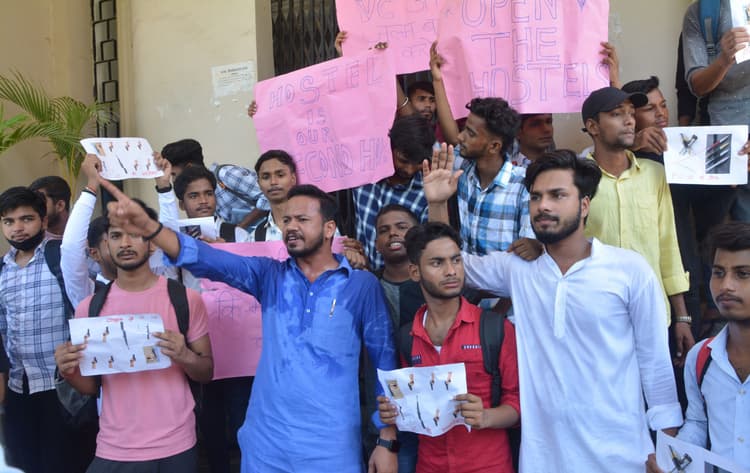 पटना यूनिवर्सिटी में छात्रों ने हॉस्टल खुलवाने को लेकर किया बवाल, विरोध में विवि गेट पर लगाया ताला