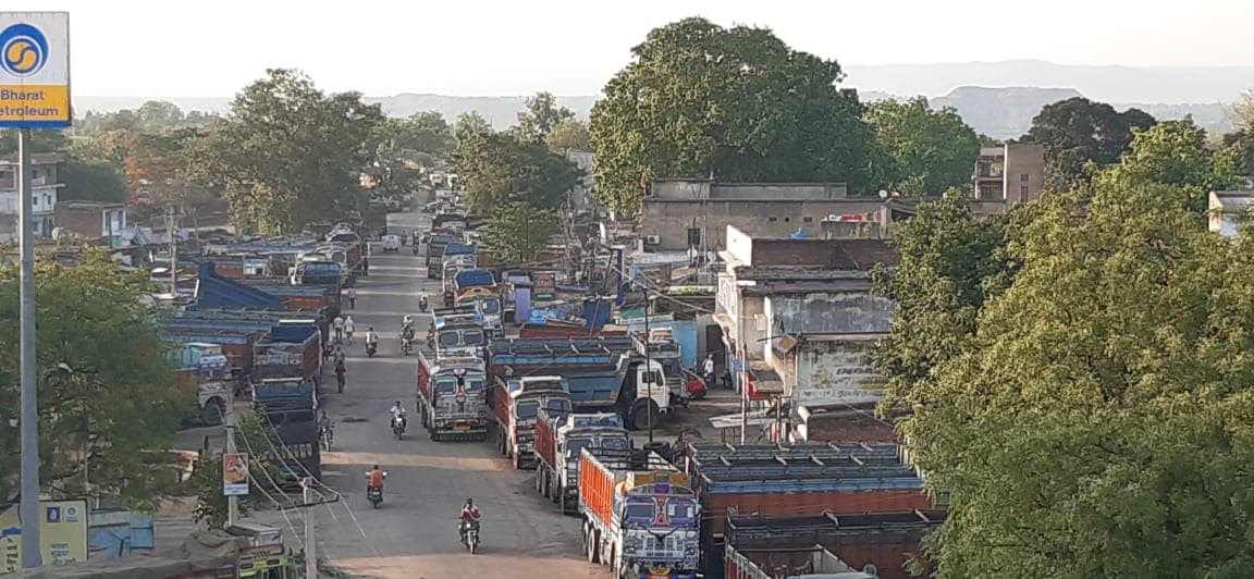 भाड़ा नहीं मिलने से सैकड़ों की संख्या में खड़े हैं ट्रक, मालिकों बुरा हाल, एसोसिएशन ने सरकार से मांगी मदद