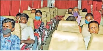 नहीं हुआ नियम का पालन, कुछ ने मास्क पहना, तो कई ऐसे ही बस पर हुए सवार