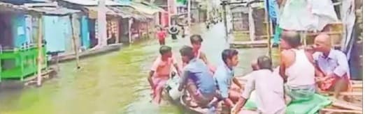 हफ्तों से डूबा है तालाबों का शहर, इंच-इंच घट रहे पानी से आने लगी बदबू, देखें तस्वीरों में लोगों का हाल