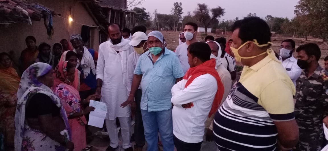 महाराष्ट्र सड़क हादसे में मारे गये मजदूर का शव पहुंचा पलामू, गांव में हुआ अंतिम संस्कार