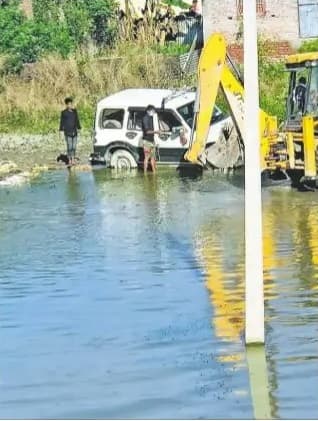नहीं निकल रहा मोहल्ले से पानी, जेसीबी से निकाले जा रहे फंसे वाहन