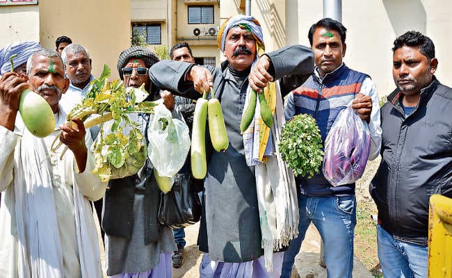 सब्जी-अचार ले लालू से मिलने पहुंचे समर्थक