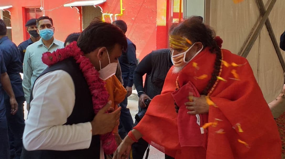 अखाड़ा परिषद अध्यक्ष नरेंद्र गिरि कोरोना पॉजिटिव, नहीं कर पाएंगे शाही स्नान, इनपर भी मंडरा रही है खतरे की घंटी