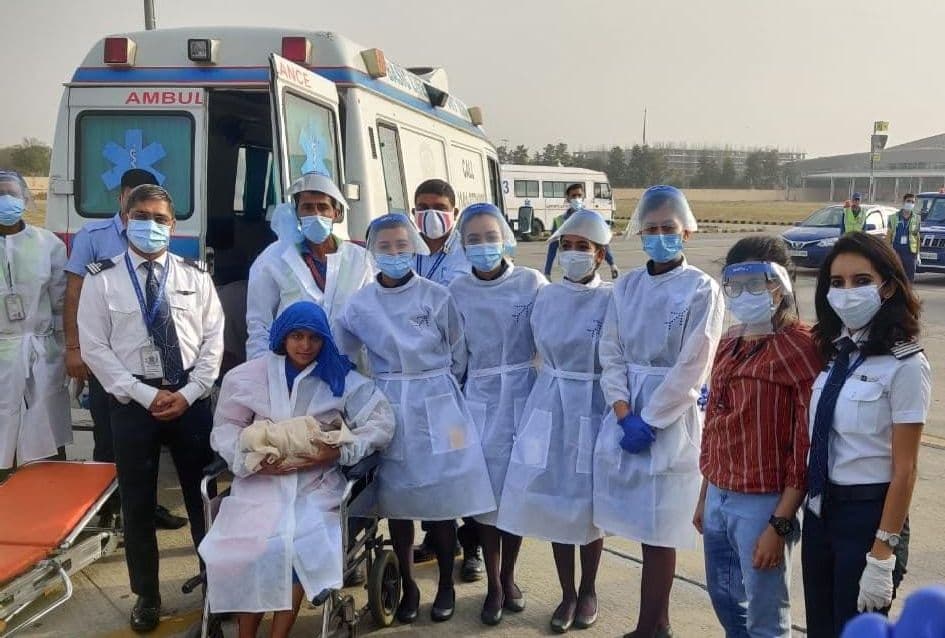 फ्लाइट में महिला को हुआ लेबर पेन, क्रू मेंबर्स संग दौड़े डॉक्टर, बच्ची की मां ने कही ये बात