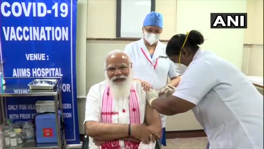 Corona Vaccine: पीएम मोदी ने लगवाई कोरोना वैक्सीन, बांह में सुई और चेहरे पर मुस्कान, खूब वायरल हो रही ये तस्वीर