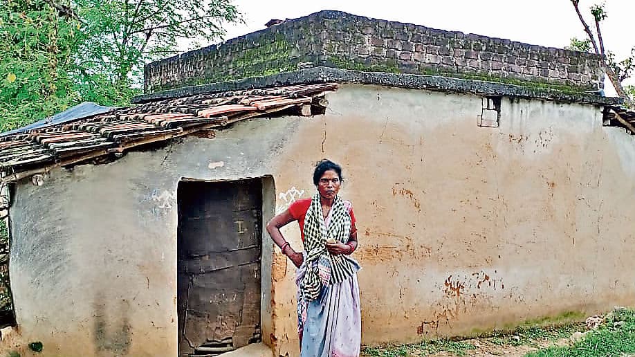 करोड़ों की मालकिन इंदिरा आवास में, जानिये कोर्ट के फैसले के बाद भी क्यों नहीं मिला जमीन पर दखल