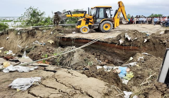 बेतिया-गोपालगंज महासेतु का एप्रोच रोड ध्वस्त, अभियंता के साथ मौके पर पहुंचे जिलाधिकारी