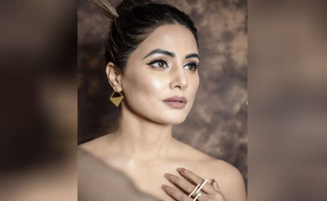 हिना खान ने बोल्ड लुक से मचाई हलचल, सोशल मीडिया पर 'तूफानी सीनियर' का हॉट अवतार वायरल