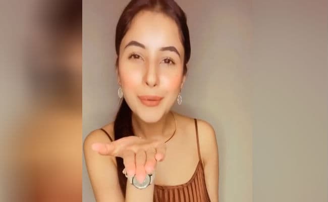 VIDEO : बिग बॉस फेम शहनाज गिल की 'फ्लाइंग किस' पर फिदा हुए फैन्स, बोले- बिजली गिराने...