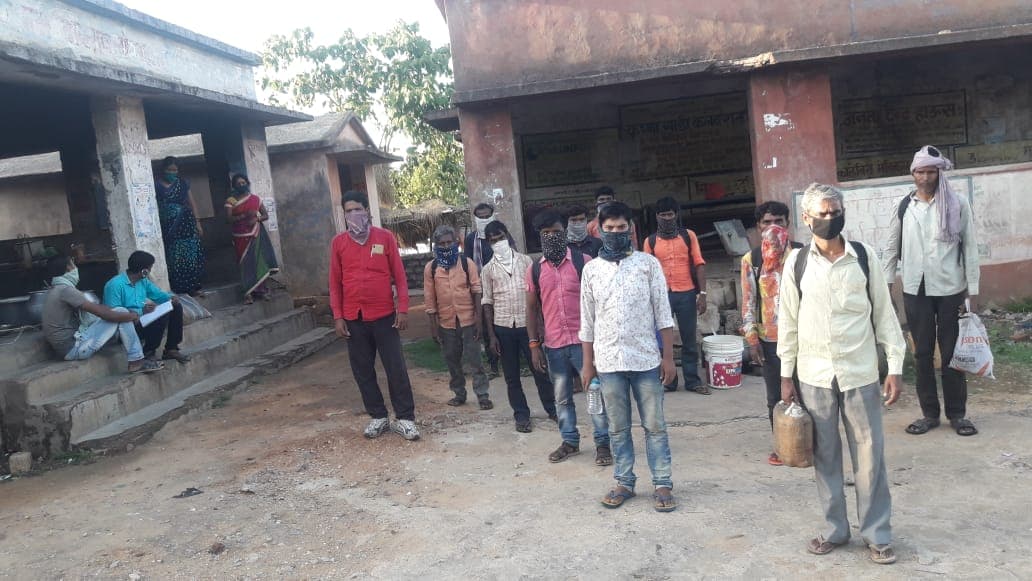 Covid19 Jharkhand: तेलंगाना में फंसे थे झारखंड के 85 मजदूर, प्रशासन ने नहीं की मदद तो पैदल ही निकले