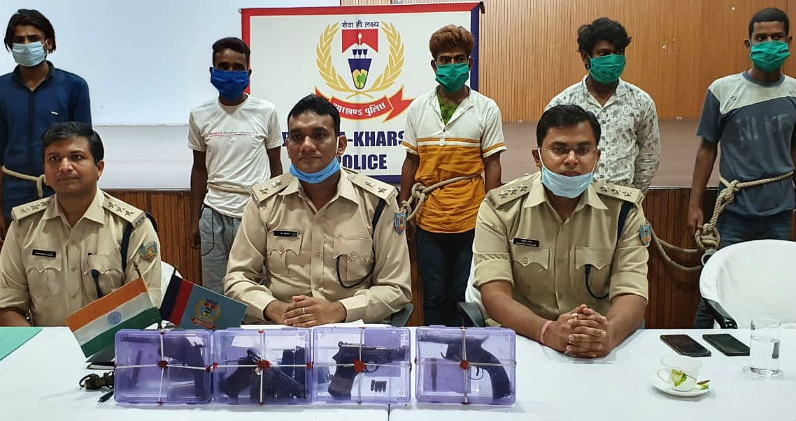दो गैंगस्टर समेत पांच अपराधी गिरफ्तार, 4 पिस्टल और 20 कारतूस बरामद