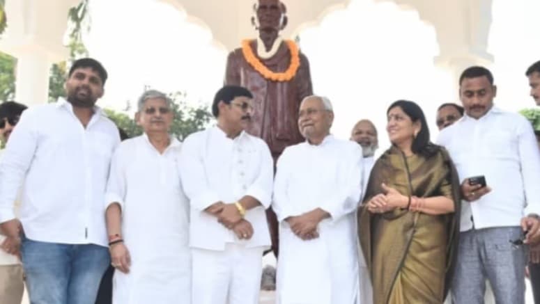 आनंद मोहन के घर पहुंचे सीएम नीतीश कुमार, बोले- आप कीजिए राजनीति, हम निभायेंगे रिश्ता