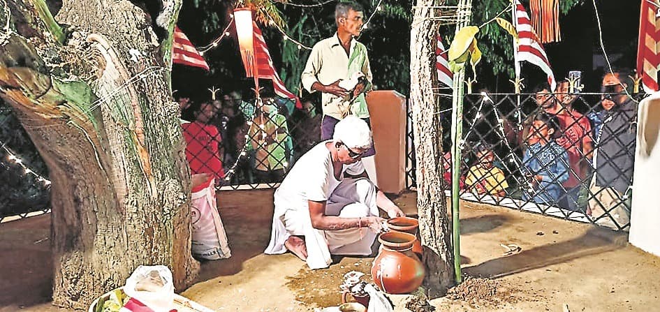 सरहुल : धरती और सूर्य की शादी का उत्सव, सरना मां के चरणों में नयी सब्जियां अर्पित कर की गयी पूजा, आज होगा उपवास