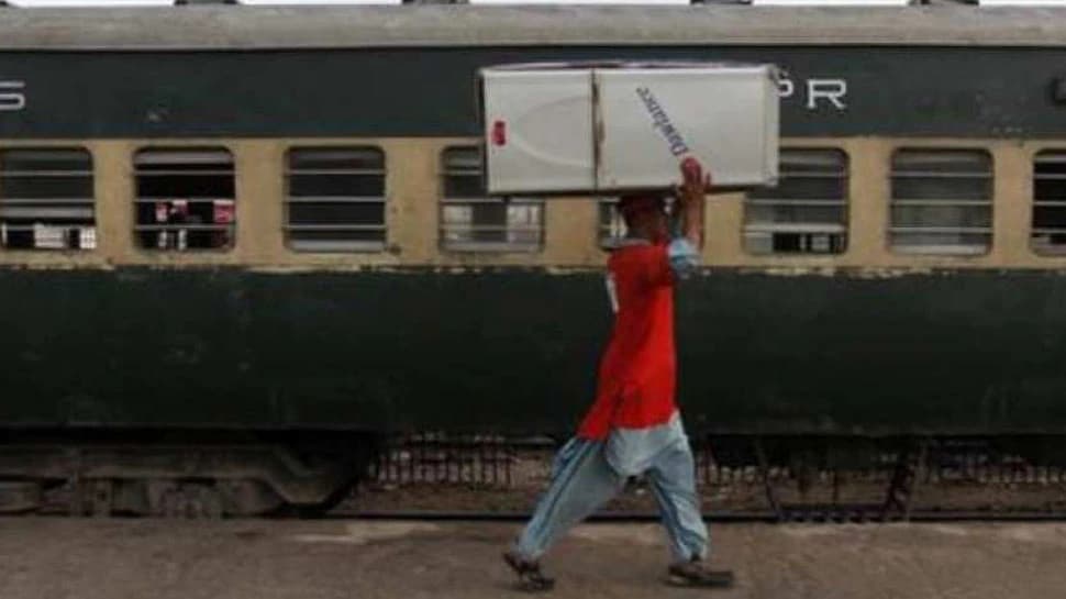 सारी दुनिया का बोझ उठानेवाले कुली अब नहीं उठा पा रहे परिवार का बोझ, कुलियों ने सरकार से मदद की लगायी गुहार