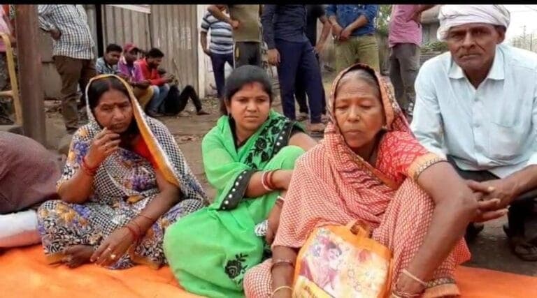 दुर्गापुर में मजदूर की मौत के विरोध में फैक्ट्री गेट के बाहर प्रदर्शन, बीजेपी नेता की मुआवजे की मांग