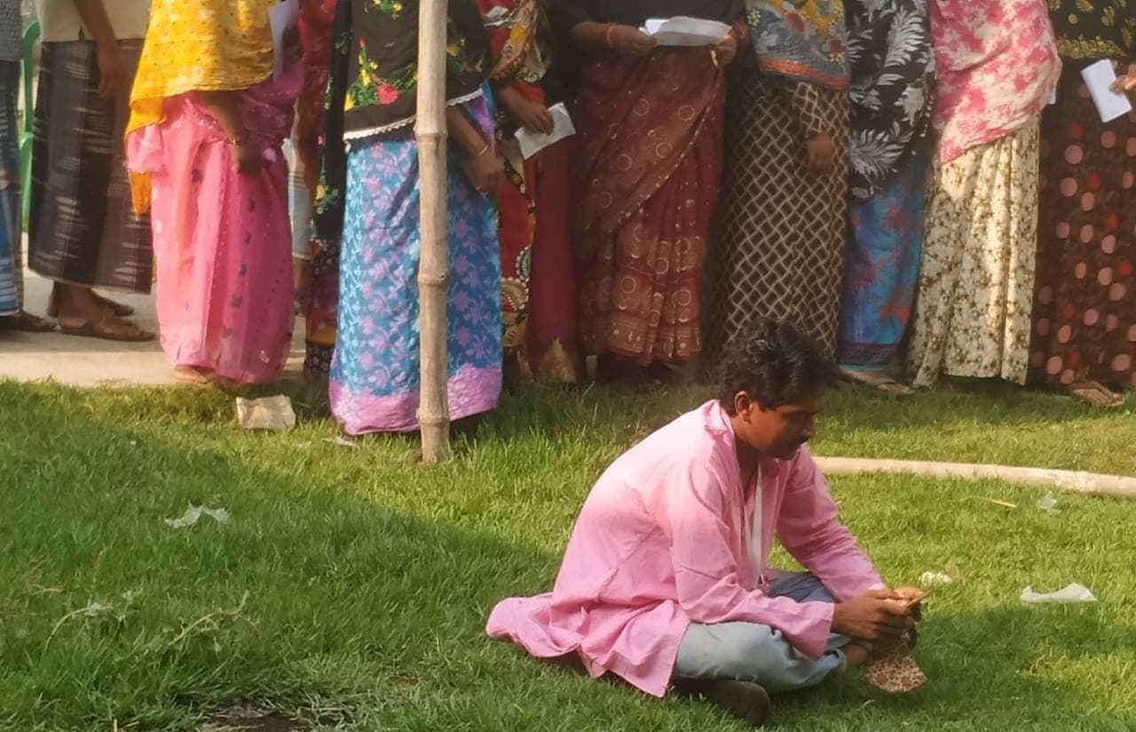 मगराहाट में धरना पर बैठे आईएसएफ प्रत्याशी, टीएमसी पर लगाया चुनाव में गड़बड़ी का आरोप