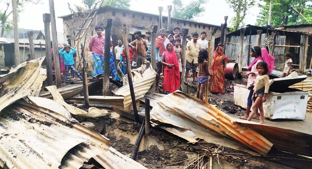 Madhepura: अगलगी से दर्जनभर से अधिक घर जले, लाखों रुपये के सामान हुए खाक