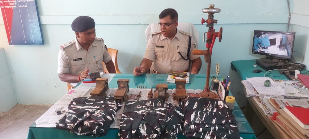 मुंगेर के ऋषिकुंड पहाड़ी पर बन रहे थे अवैध हथियार, पुलिस वर्दी समेत भारी मात्रा में कच्चा माल बरामद