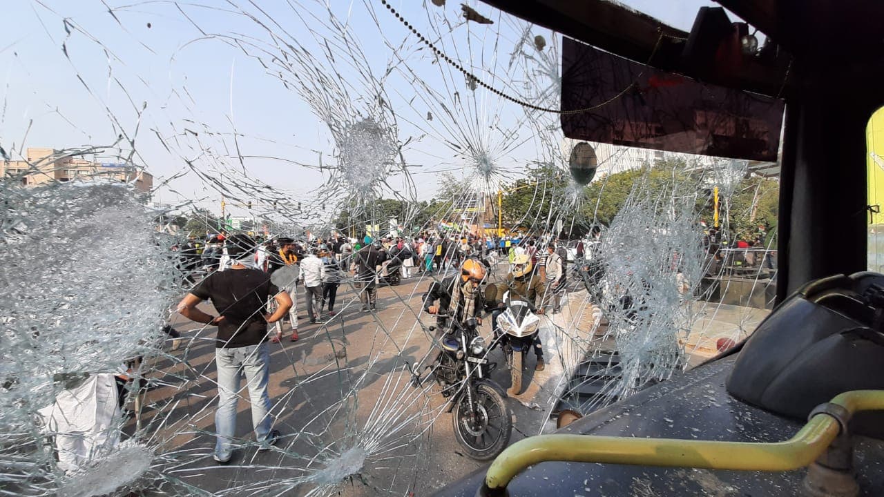 VIDEO: किसानों की ट्रैक्टर परेड से दहशत में दिल्ली, नांगलोई में लाठीचार्ज, कहीं जवानों से भिड़े ‘अन्नदाता’