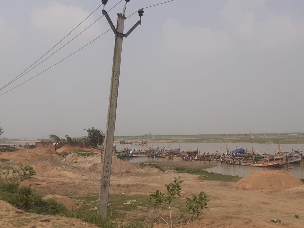 मनेर में अवैध खनन में 10 हजार सीएफटी बालू जब्त, नाव लेकर नाविक फरार