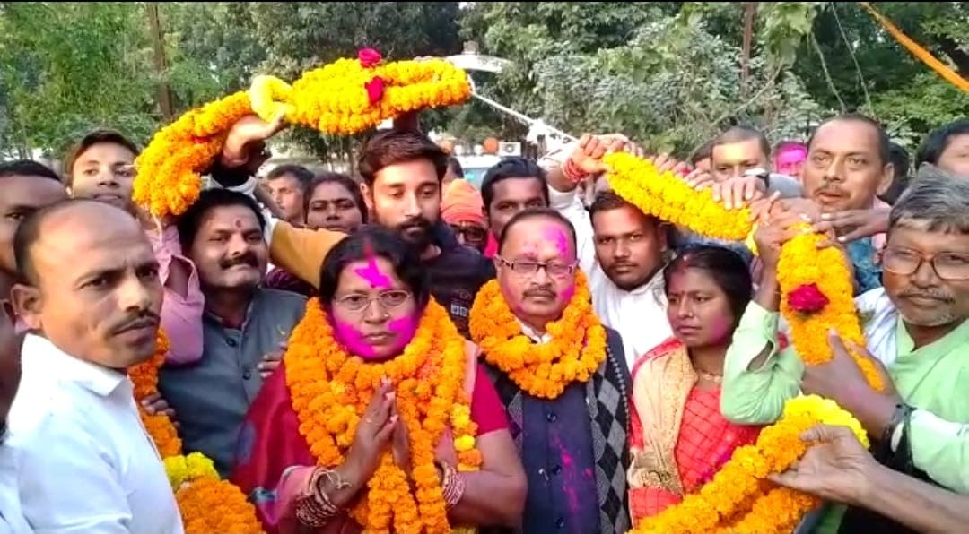 बिहार: विधायक गोपाल मंडल ने दिखाया रौब, डीजे बजाते हुए भीड़ के साथ पत्नी का नामांकन कराने पहुंचे