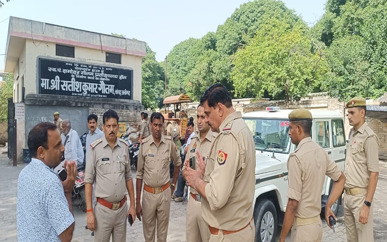 अलीगढ़: पारिवारिक विवाद के चलते हेड कॉन्स्टेबल ने फांसी पर लटक कर दी जान, मामले की जांच में जुटी पुलिस