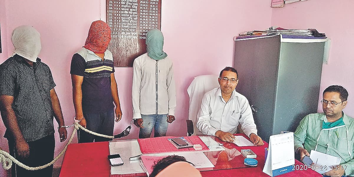 हजारीबाग के पदमा प्रखंड में बालू तस्करों पर पुलिस का शिकंजा, तीन बालू तस्कर गिरफ्तार