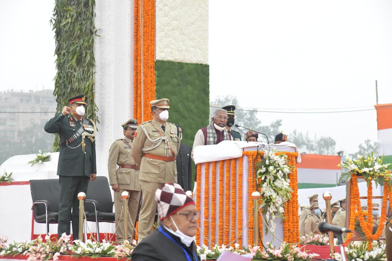 Republic Day 2021 : पटना के गांधी मैदान में राज्यपाल ने किया झंडोतोलन, झंडे को दी सलामी
