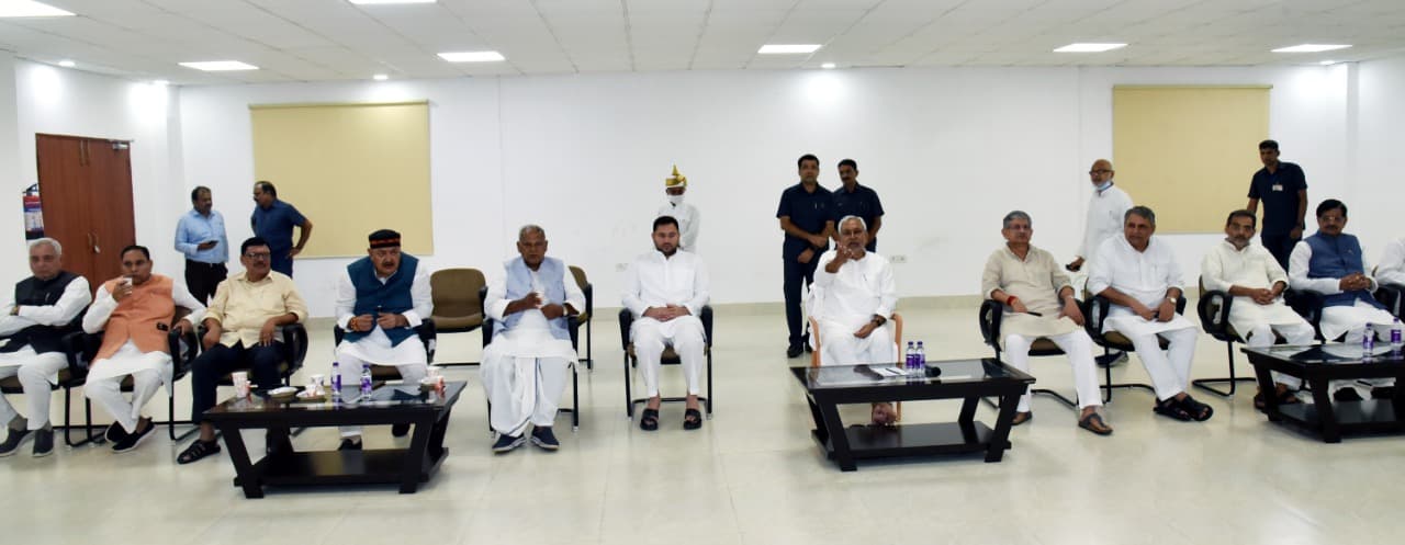 जदयू के विधानमंडल दल के बैठक में CM नीतीश, तेजस्वी सहित कई नेता हुए शामिल, आगे की रणनीति पर हुई चर्चा