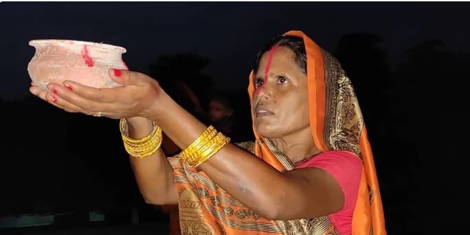 लोकपर्व चौरचन: कलंकमुक्ति के लिए होती है चौठ के कलंकित चांद की पूजा, जानें क्या है मान्यता