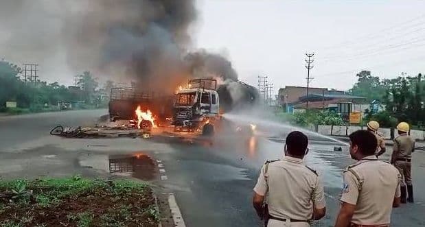 तेल टैंकर से टाटा 407 की भीषण टक्कर, आग में झुलसकर ड्राइवर ने तोड़ा दम, दो राहगीरों की भी मौत