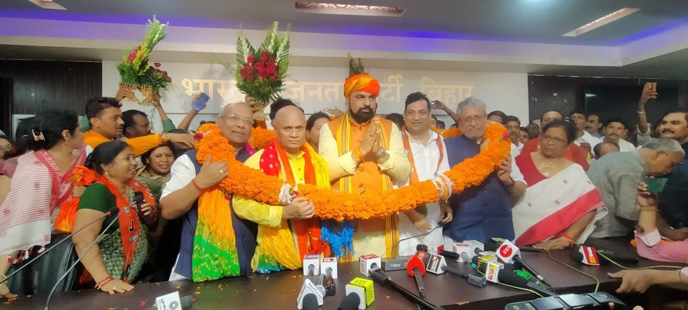 आरसीपी सिंह का भाजपा कार्यालय में भव्य स्वागत, बोले सुशील मोदी- लव भी बैठा है और कुश भी हैं मौजूद