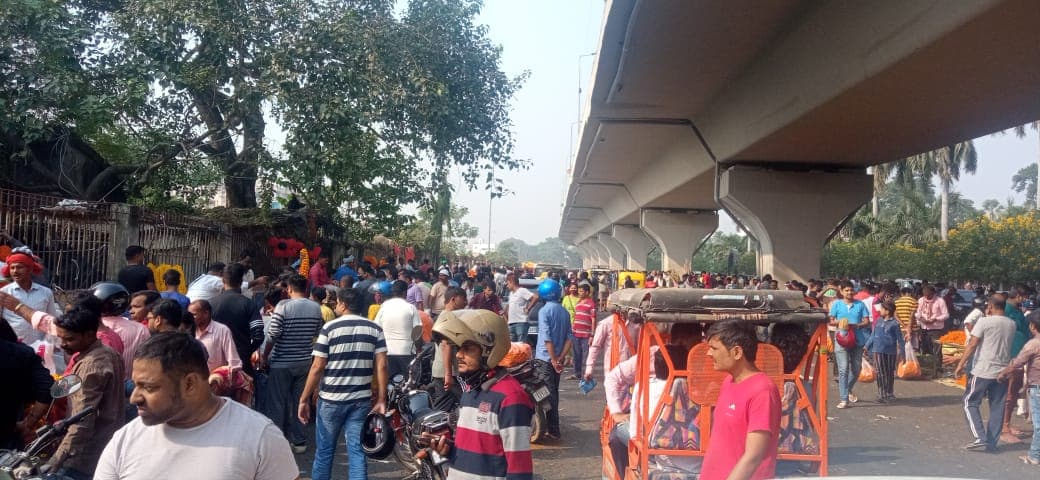 पटना में सजा फूलों का बाजार, हार्डिंग पार्क के सामने सबसे अधिक भीड़, गेंदा फूलों की मांग सबसे ज्यादा