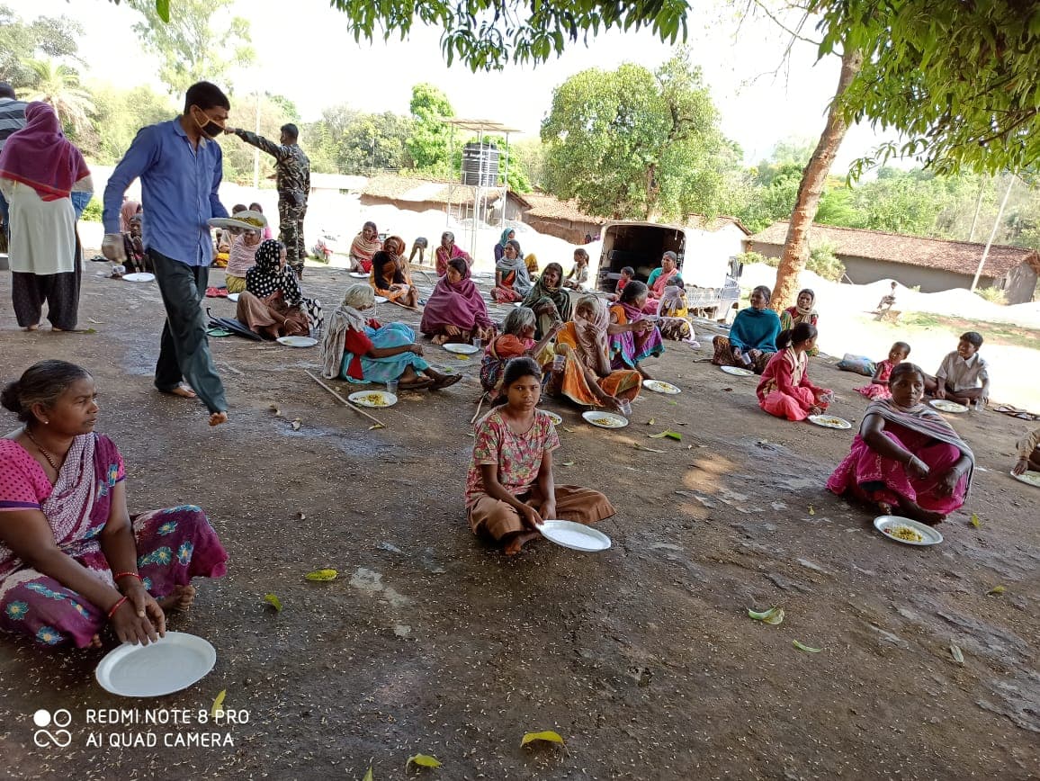 गुमला पुलिस की अनोखी पहल : जवानों के दान के पैसों से गरीबों की मिट रही भूख